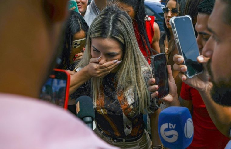 Cobrindo boca, Deolane chega ao fórum no Recife para assinar documentos da prisão domiciliar