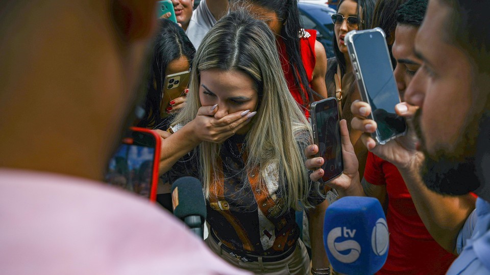 Cobrindo boca, Deolane chega ao fórum no Recife para assinar documentos da prisão domiciliar