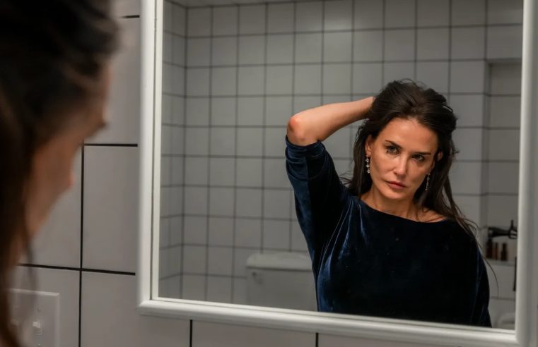 A Substância: Terror com Demi Moore premiado em Cannes, faz crítica feminista sobre objetificação ao corpo