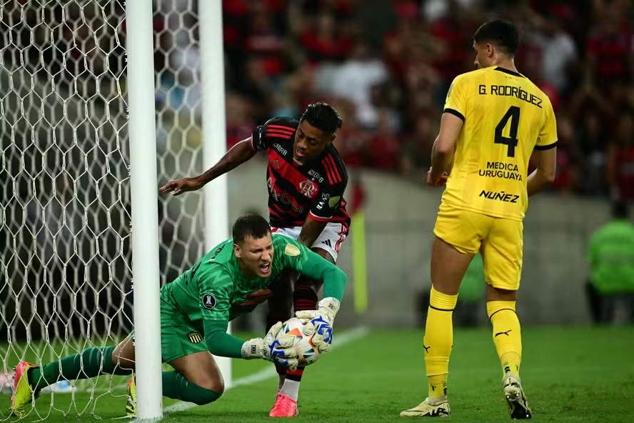 Libertadores: Flamengo perde por 1 a 0 para o Peñarol no Maracanã e sai em desvantagem nas quartas de final