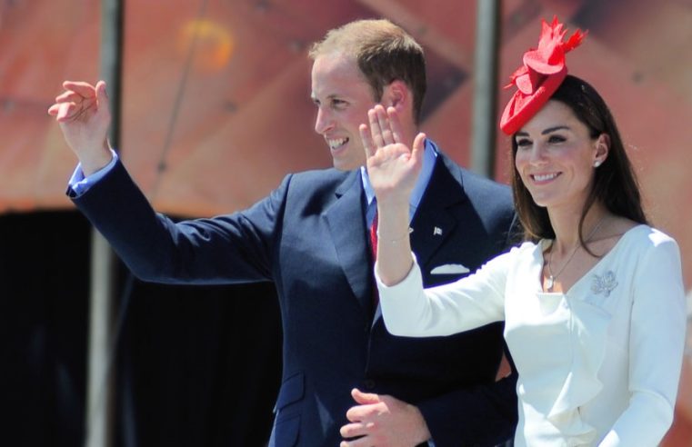 Kate Middleton anuncia fim do tratamento contra câncer; príncipe William visita escola em Gales um dia após comunicado