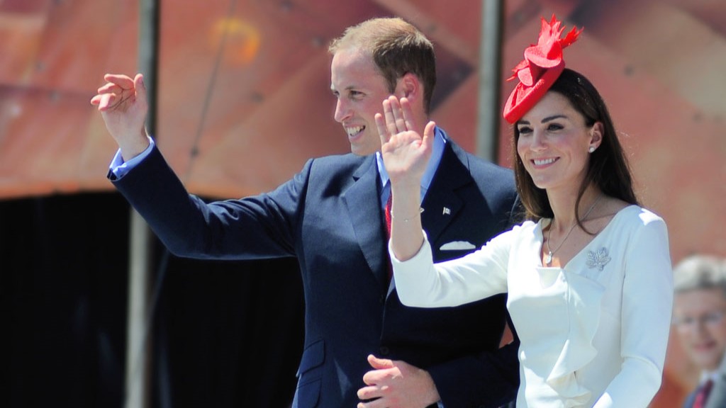 Kate Middleton anuncia fim do tratamento contra câncer; príncipe William visita escola em Gales um dia após comunicado