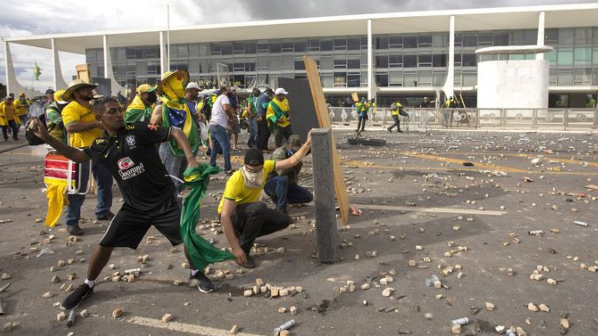 Destruída nos atos do 8 de Janeiro, galeria de ex-presidentes é reinaugurada no Planalto