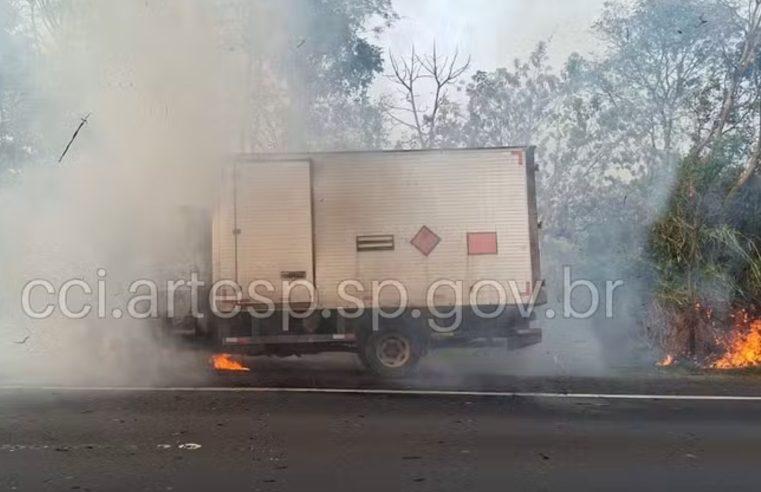 Caminhão com 6 mil dinamites pega fogo em rodovia de São Paulo, mas ninguém se fere