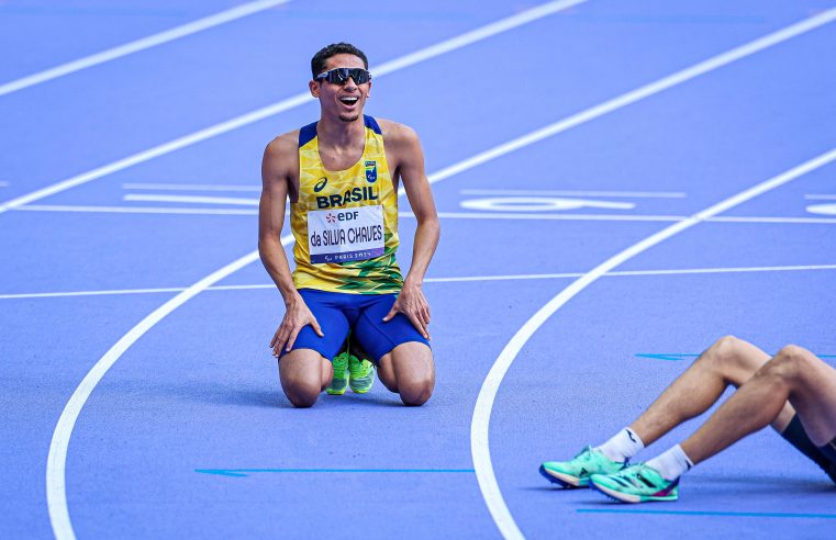 Paralimpíadas 2024: Bartolomeu Chaves leva prata nos 400m do atletismos ao se jogar na chegada