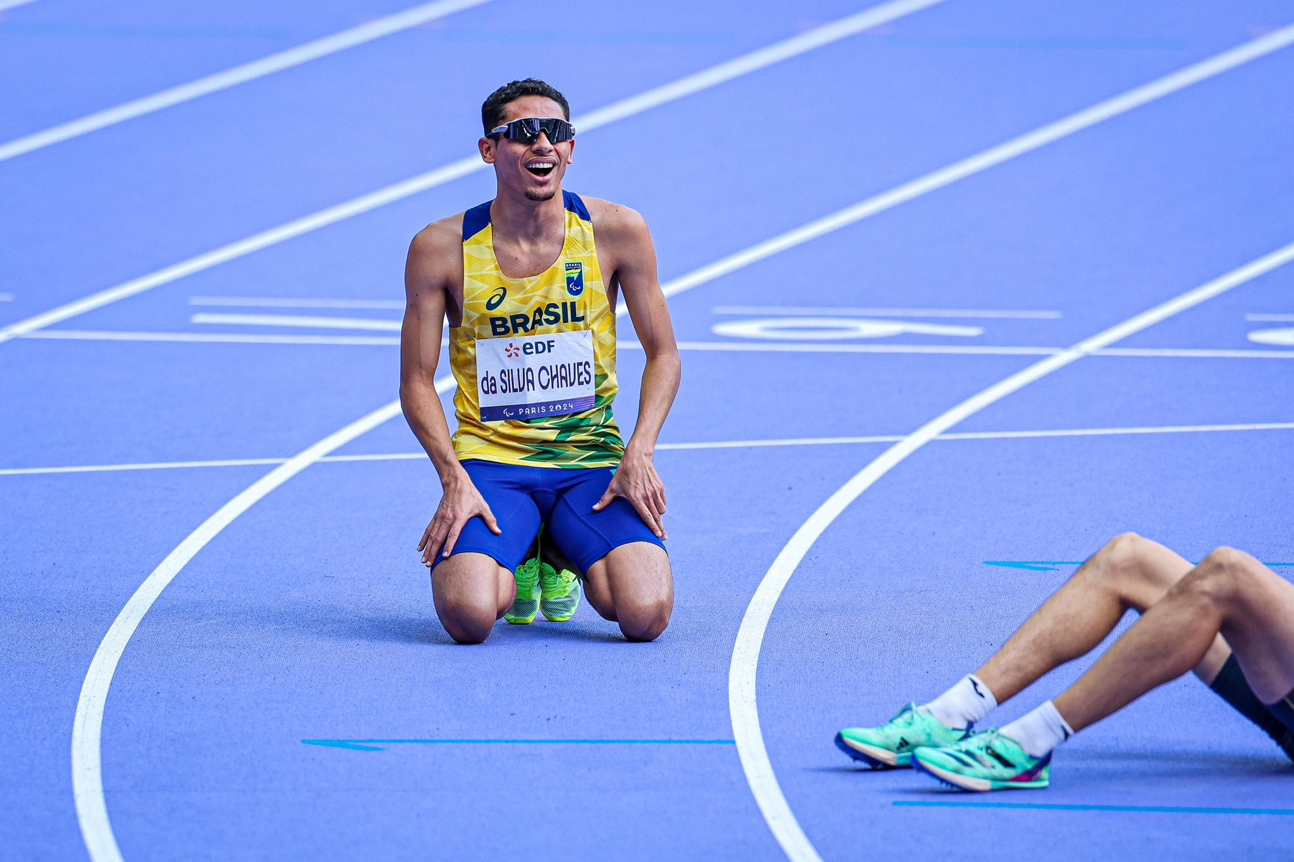 Paralimpíadas 2024: Bartolomeu Chaves leva prata nos 400m do atletismos ao se jogar na chegada