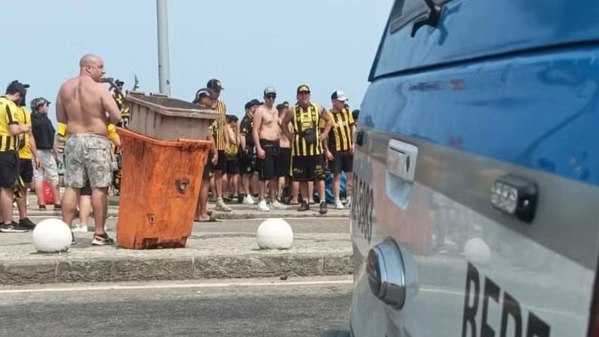 Torcedores de Flamengo e Peñarol entram em confronto na Praia da Macumba e policial atira para cima para conter confusão