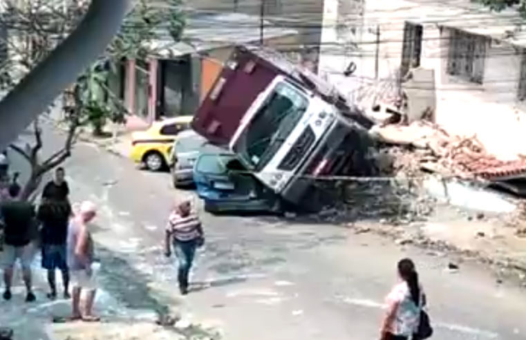 Caminhão perde freio e atinge carros, moto e muro em São Cristóvão