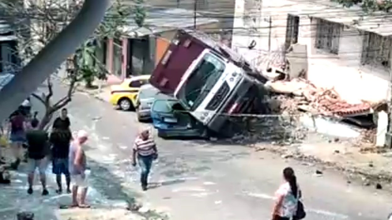 Caminhão perde freio e atinge carros, moto e muro em São Cristóvão