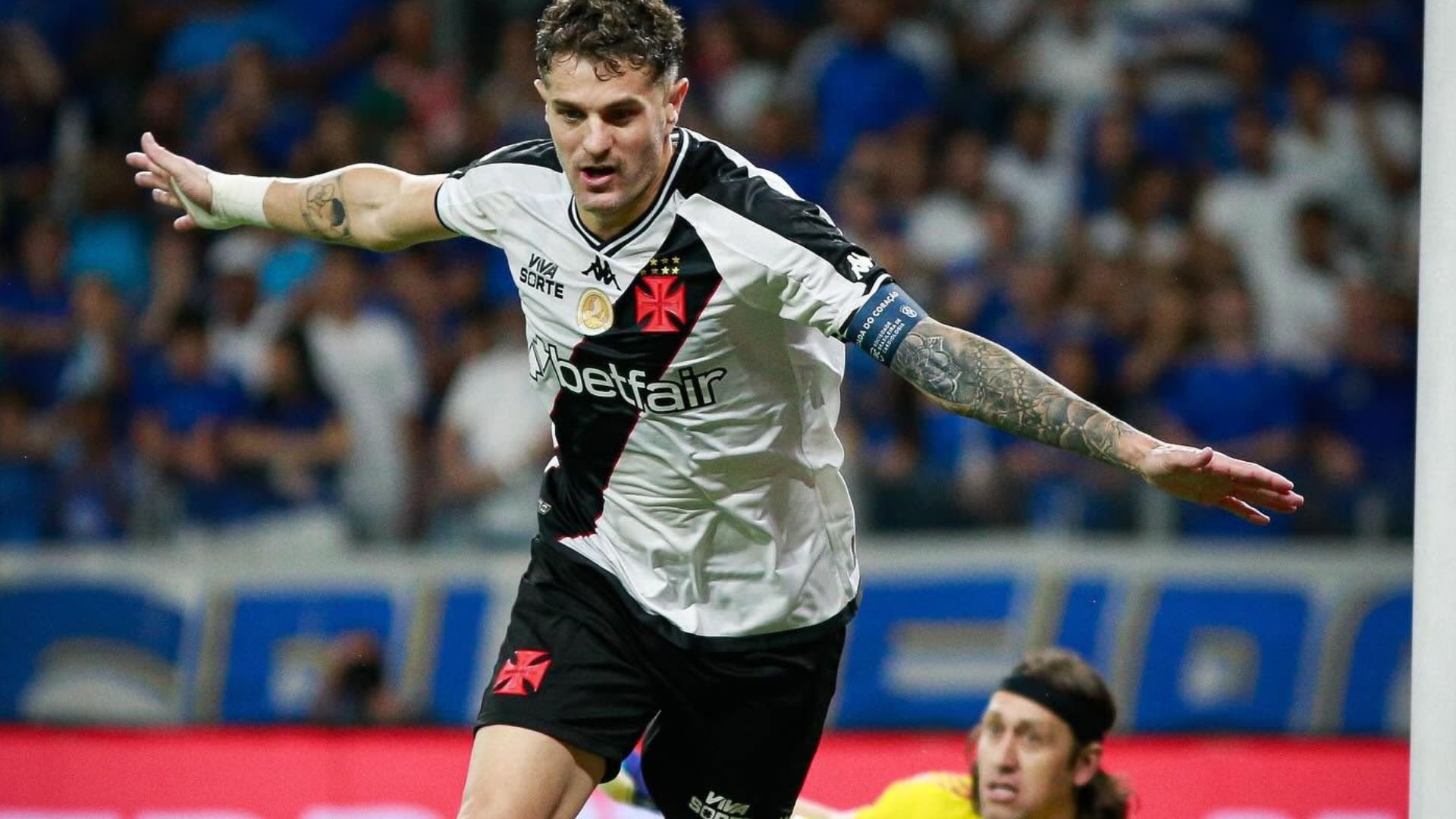 Com um a menos, Vasco empata em 1 a 1 com o Cruzeiro no Mineirão graças a defesas decisivas de Léo Jardim