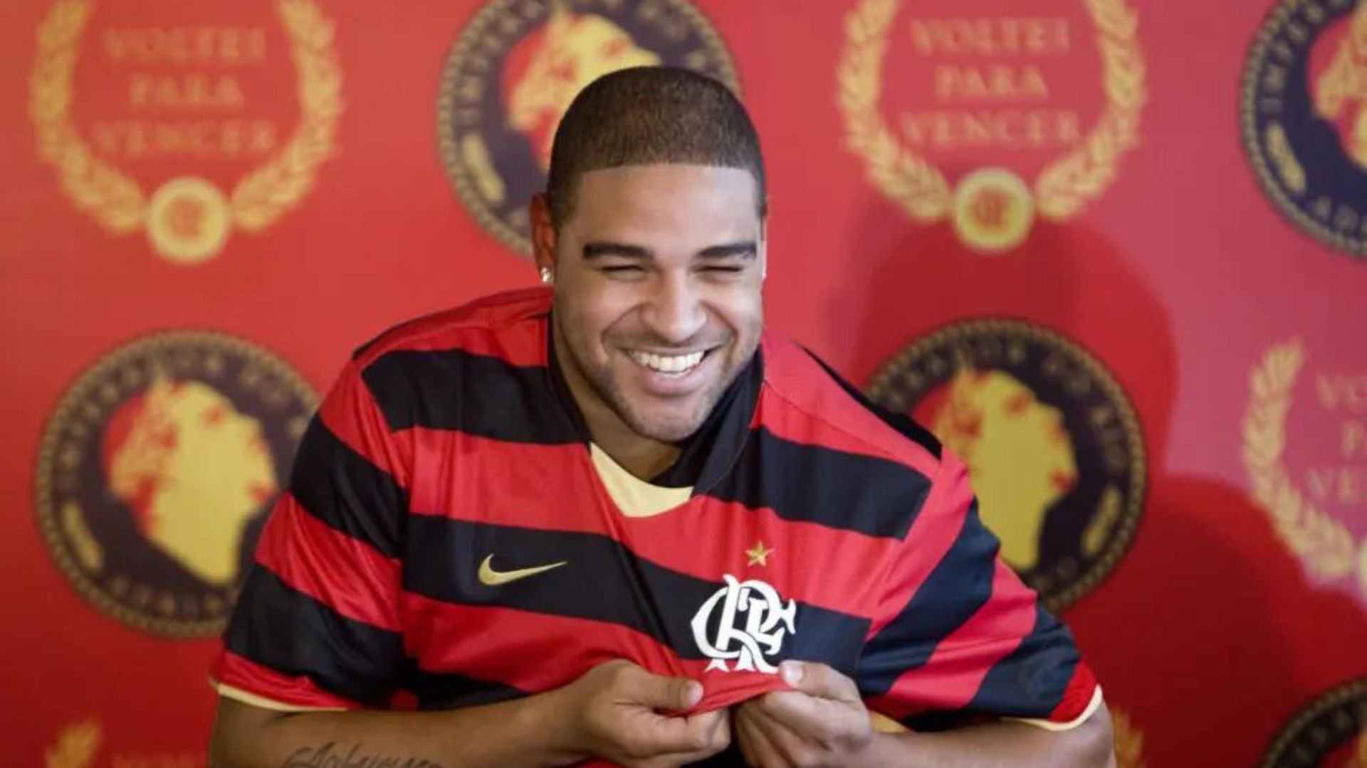 Após 8 anos distante dos gramados, Adriano Imperador anuncia despedida em festa no Maracanã no dia 15 de dezembro