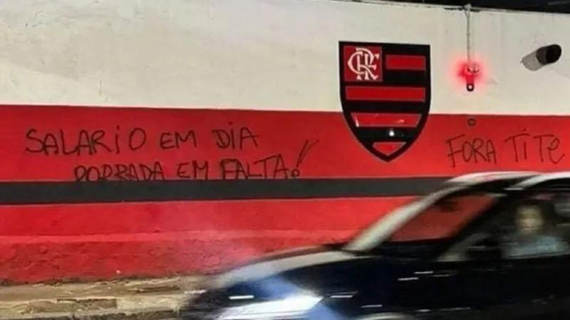 Torcedores protestam com pichações na sede do Flamengo “Fora Tite” após derrotas no Campeonato Brasileiro e Libertadores