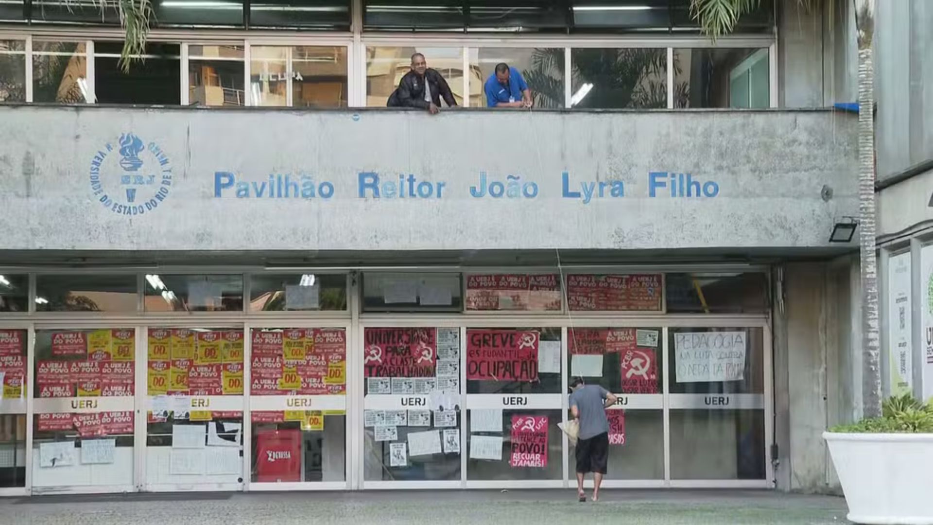 Uerj retoma aulas após desocupação do campus Maracanã inspeção revela depredações e sumiço de HDs