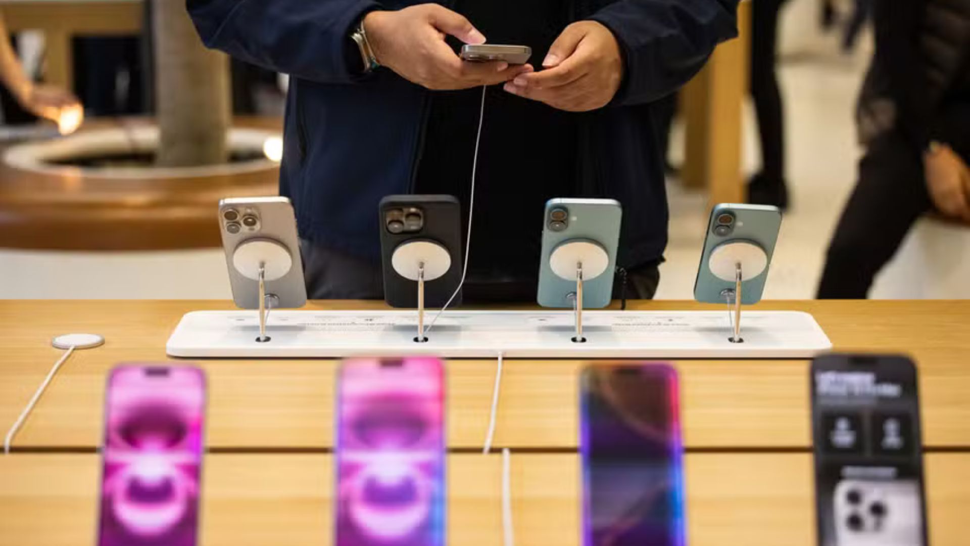 iPhone 16 chega ao Brasil com preços a partir de R$ 7.799 e descontos de até R$ 3 mil; vendas começam sexta-feira (27)