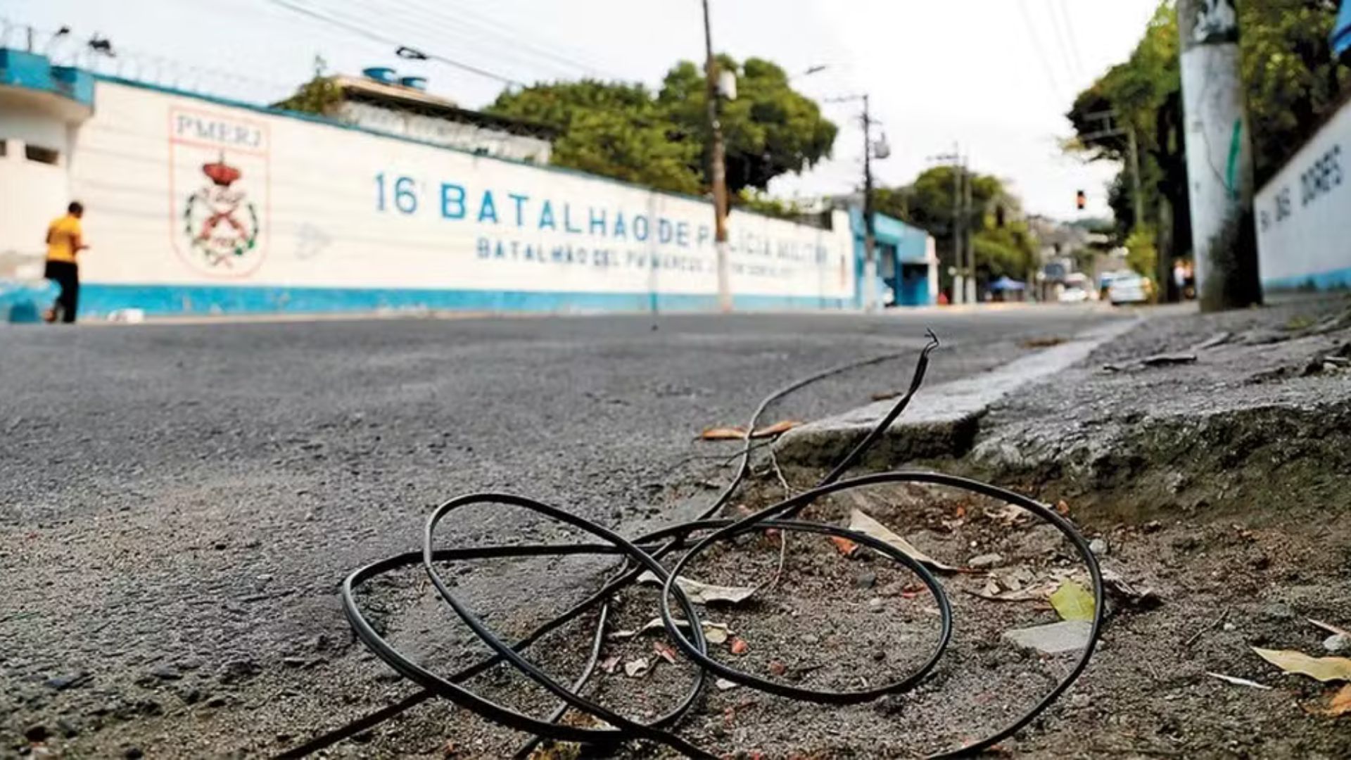 Criminosos cortam cabos e forçam moradores a contratar ‘Gatonet’ em bairros do Rio e Niterói