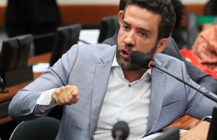 Polícia Federal indicia deputado André Janones por suposta participação em esquema de rachadinha