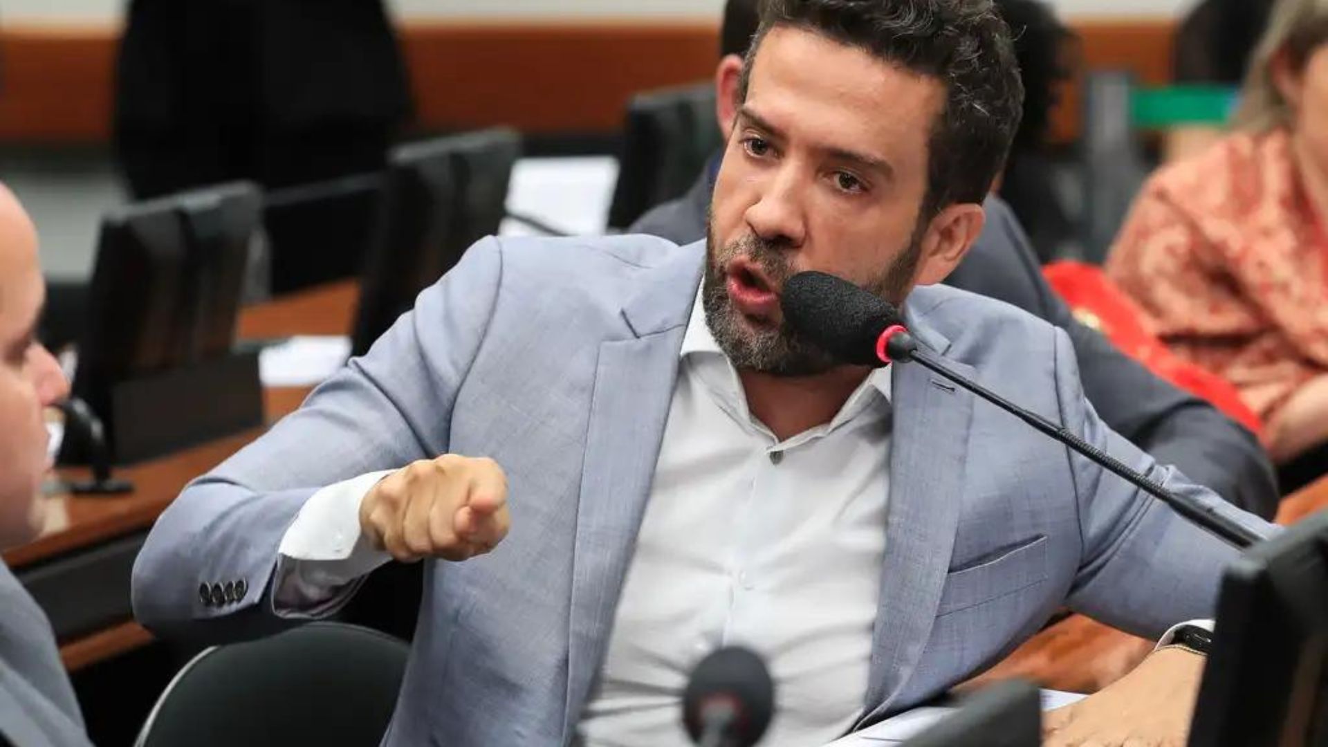 Polícia Federal indicia deputado André Janones por suposta participação em esquema de rachadinha