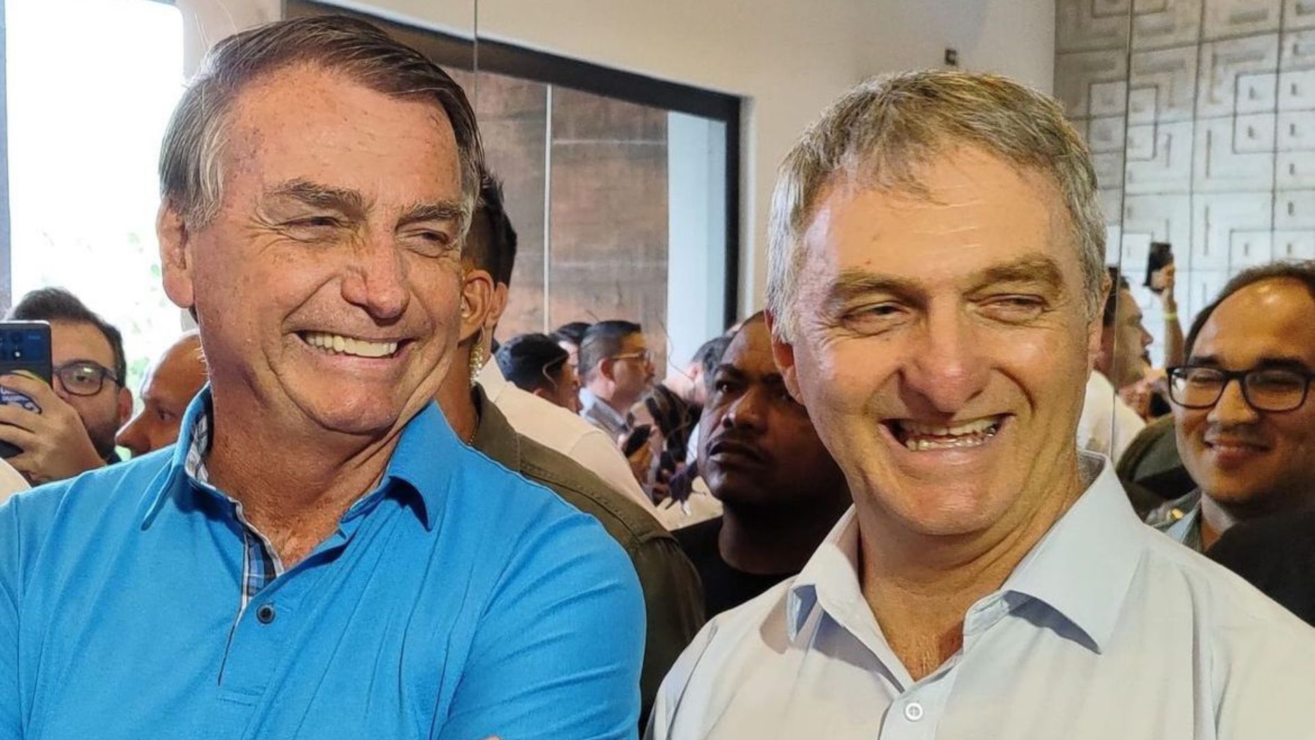 Candidato à prefeitura de cidade paulista, irmão de Bolsonaro recebe ex-presidente e Tarcísio em ato de campanha