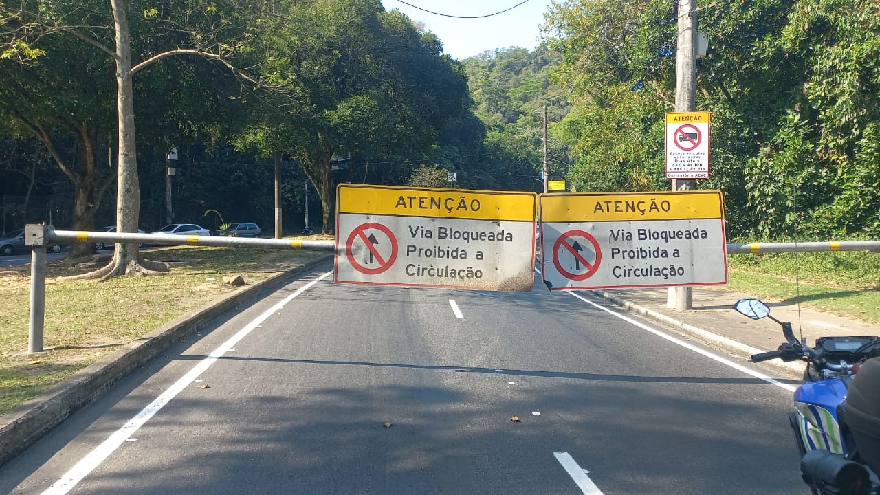 Queda de poste interdita Estrada Grajaú-Jacarepaguá no Engenho Novo em ambos os sentidos