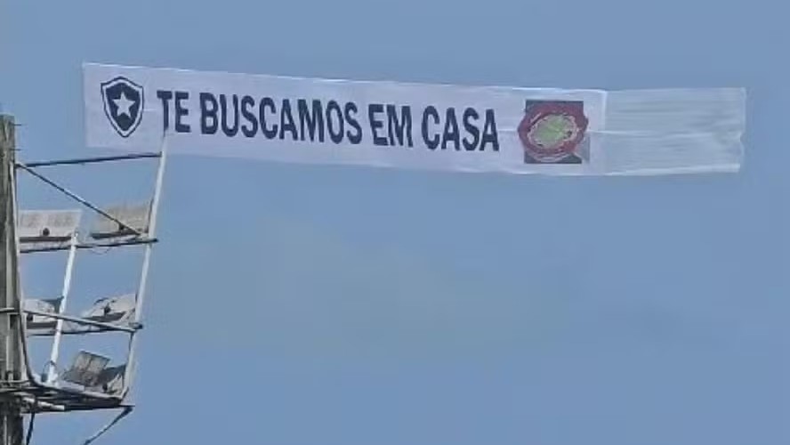 Torcida do Botafogo revida provocação de são-paulinos com faixa em avião: ‘Te buscamos em casa’