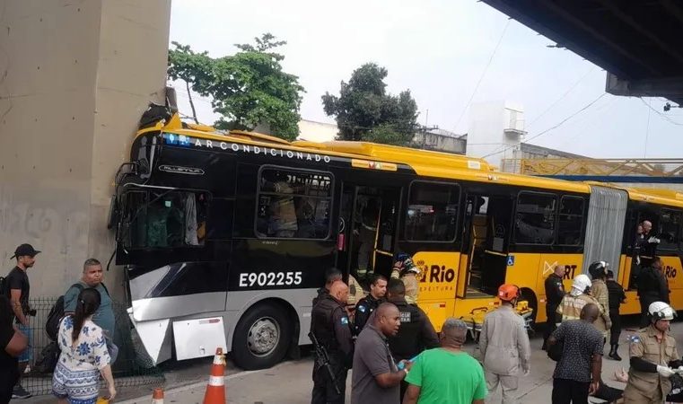 Motorista e outras quatro pessoas que estavam em acidente do BRT no Gasômetro, permanecem internados