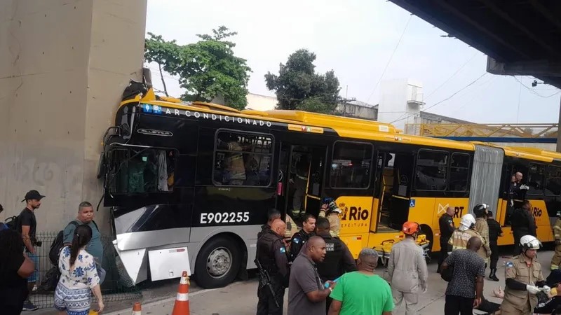 Motorista e outras quatro pessoas que estavam em acidente do BRT no Gasômetro, permanecem internados