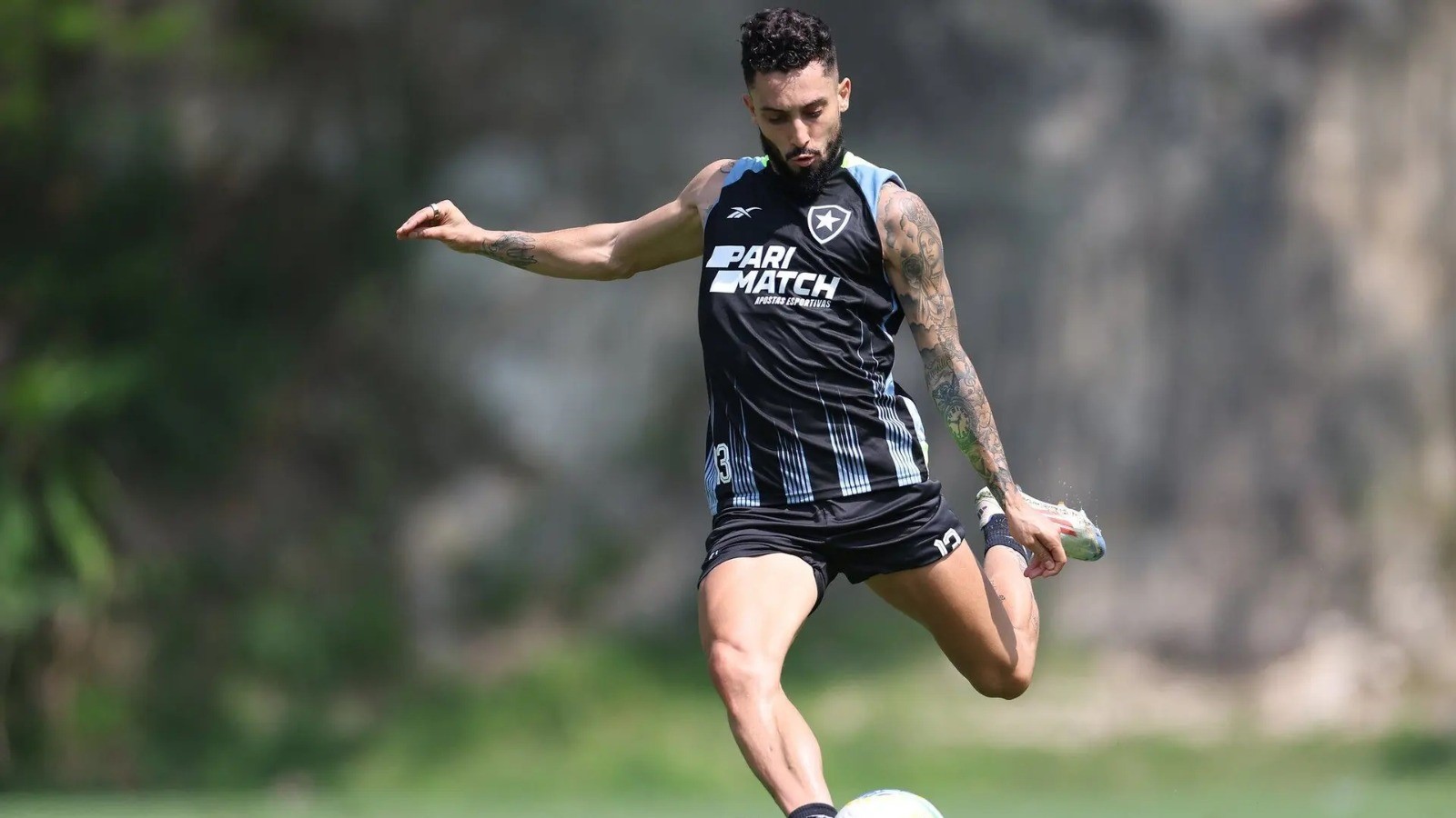 Botafogo apresenta Alex Telles e jogador fala sobre influência Tiquinho para vinda ao clube: ‘O que ele falou, eu encontrei aqui’