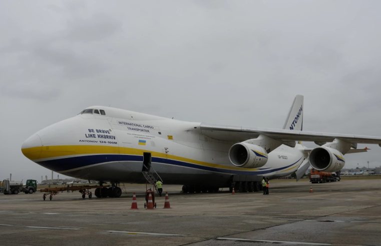 Antonov AN-124, maior aeronave de cargas do mundo, chega ao Galeão