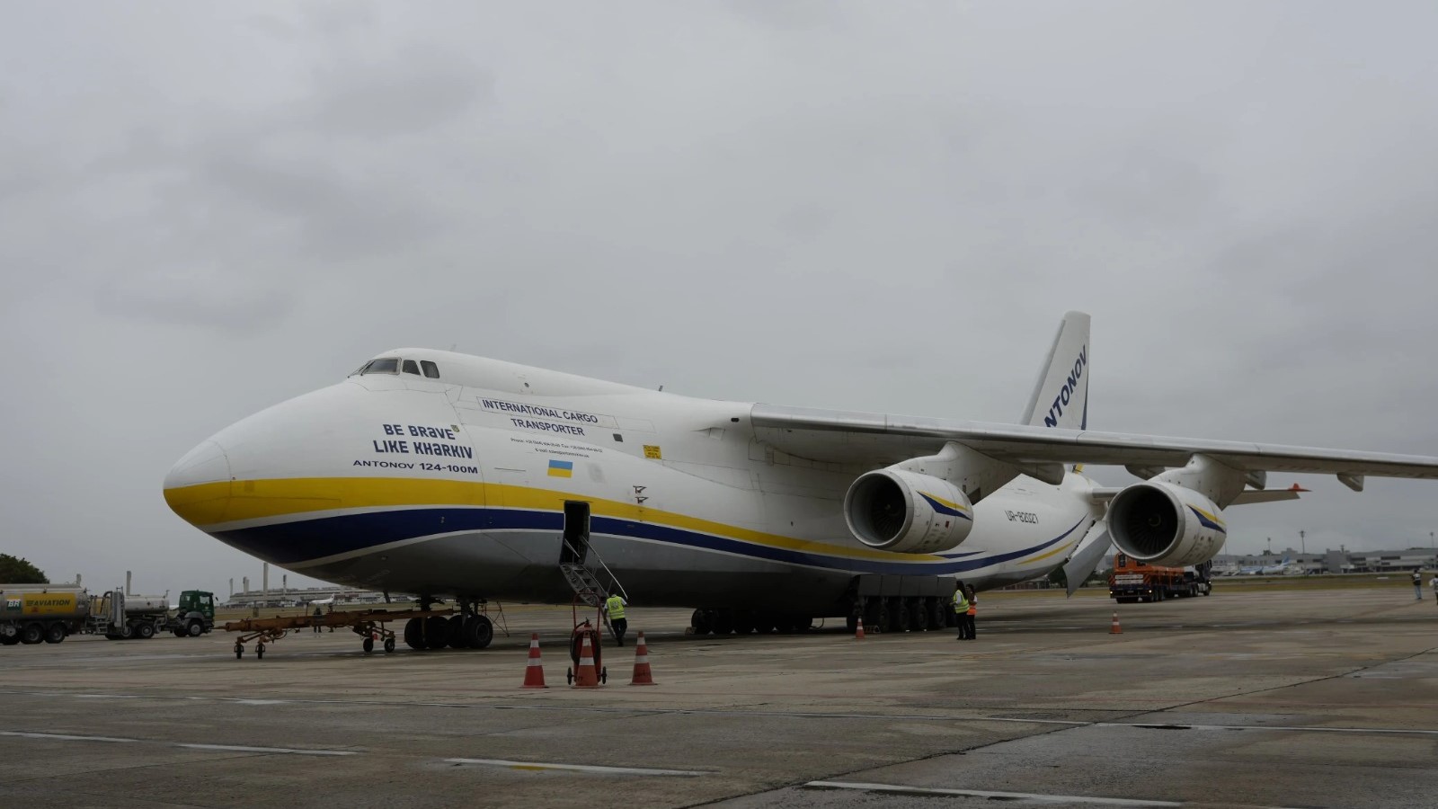 Antonov AN-124, maior aeronave de cargas do mundo, chega ao Galeão