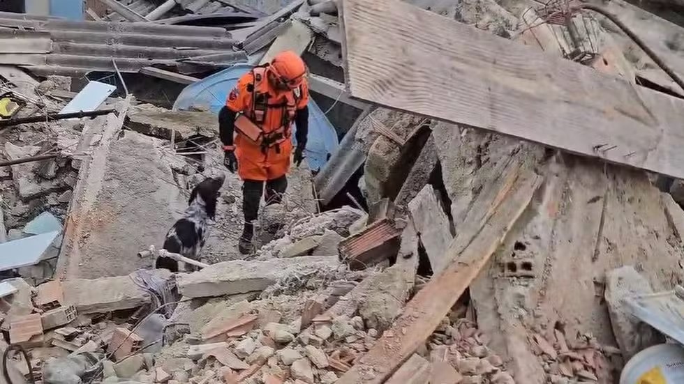 Idoso socorrido em desabamento em Cascadura não resiste a ferimentos e morre na tarde desta segunda (16)