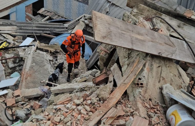 Casarão de três andares desaba em Cascadura e bombeiros fazem busca por idosa em meio aos escombros