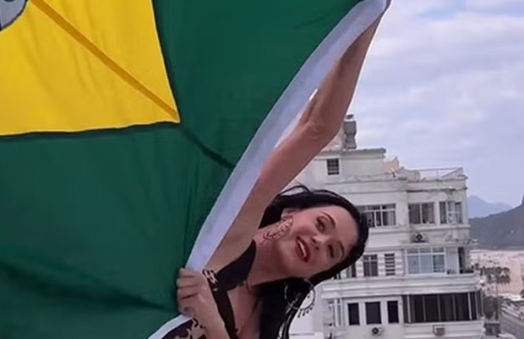 Eita, como é brasileira! Katy Perry aparece em varanda do Copacabana Palace com bandeira do Brasil e interage com fãs