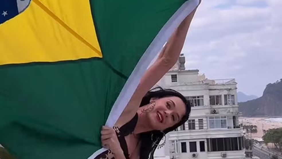 Eita, como é brasileira! Katy Perry aparece em varanda do Copacabana Palace com bandeira do Brasil e interage com fãs