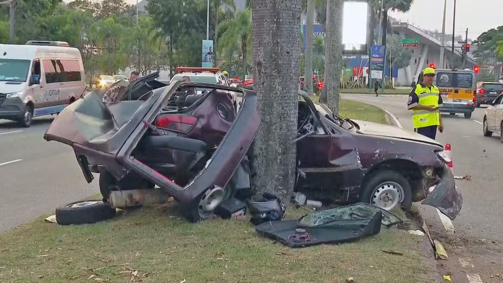 Carro colide com árvore na Gávea e deixa dois mortos