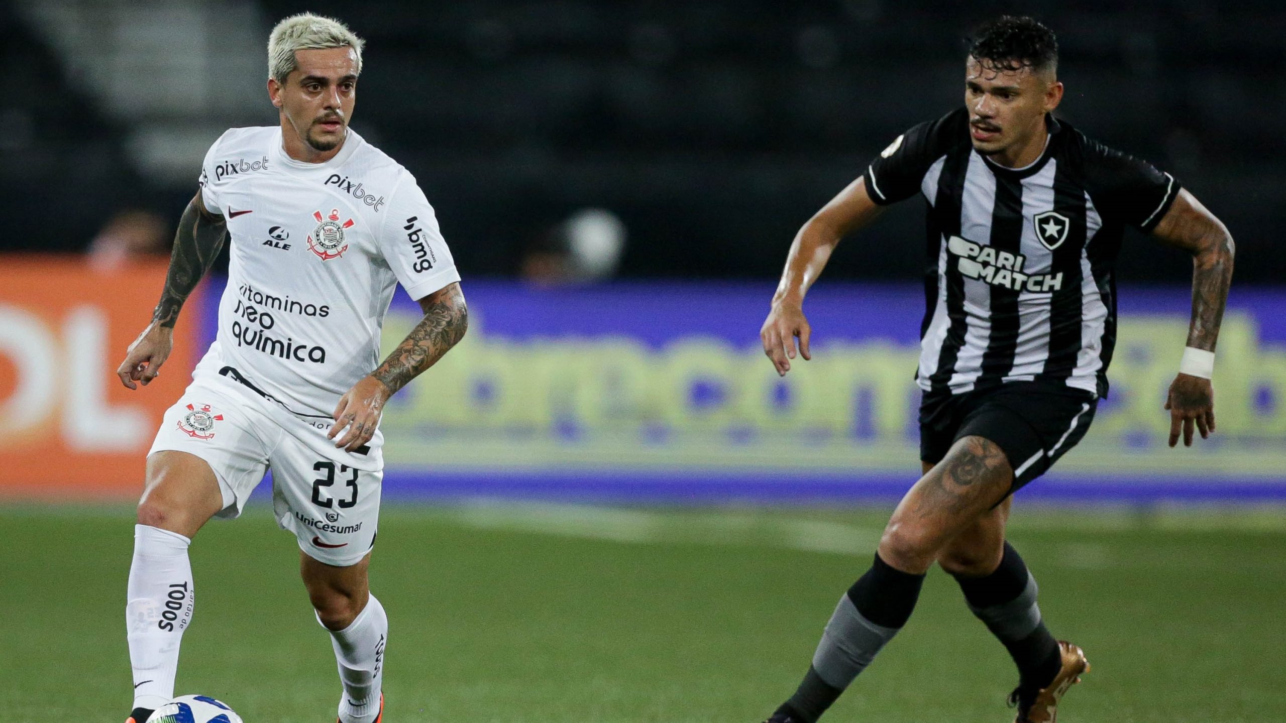 Botafogo enfrenta Corinthians no Nilton Santos neste sábado (14) e tenta manter vantagem na tabela