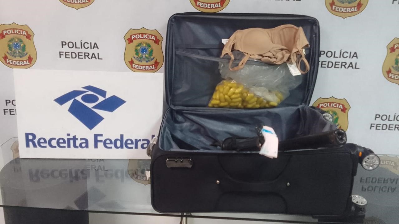 PF prende mulher com cocaína escondida em hastes da mala com destino à Paris