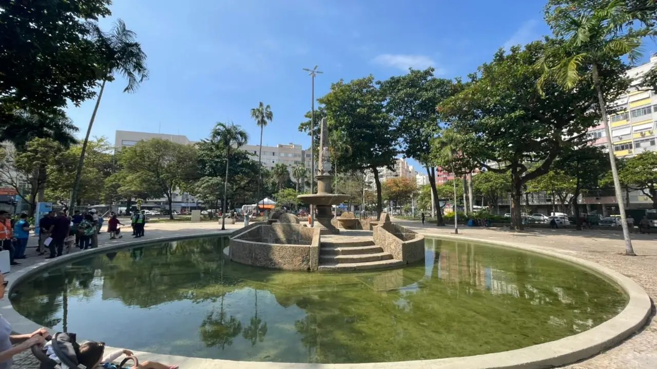 Chafariz da praça General Osório em Ipanema tem elementos de bronze substituídos por resina para diminuição de furtos