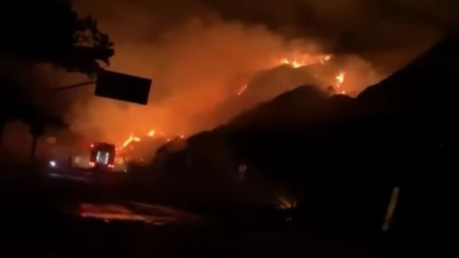 Incêndio destrói área de vegetação perto de praia no Recreio dos Bandeirantes