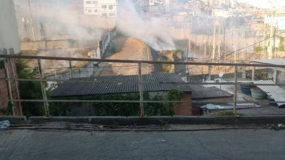 Incêndio atinge subestação da Light no Complexo do Alemão nesta quinta (12) e moradores reclamam de falta de energia em diversos pontos do Rio