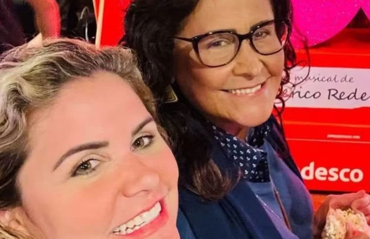 Joana faz rara aparição ao lado da mulher, Karen Keldani, em lançamento de livro sobre Cazuza