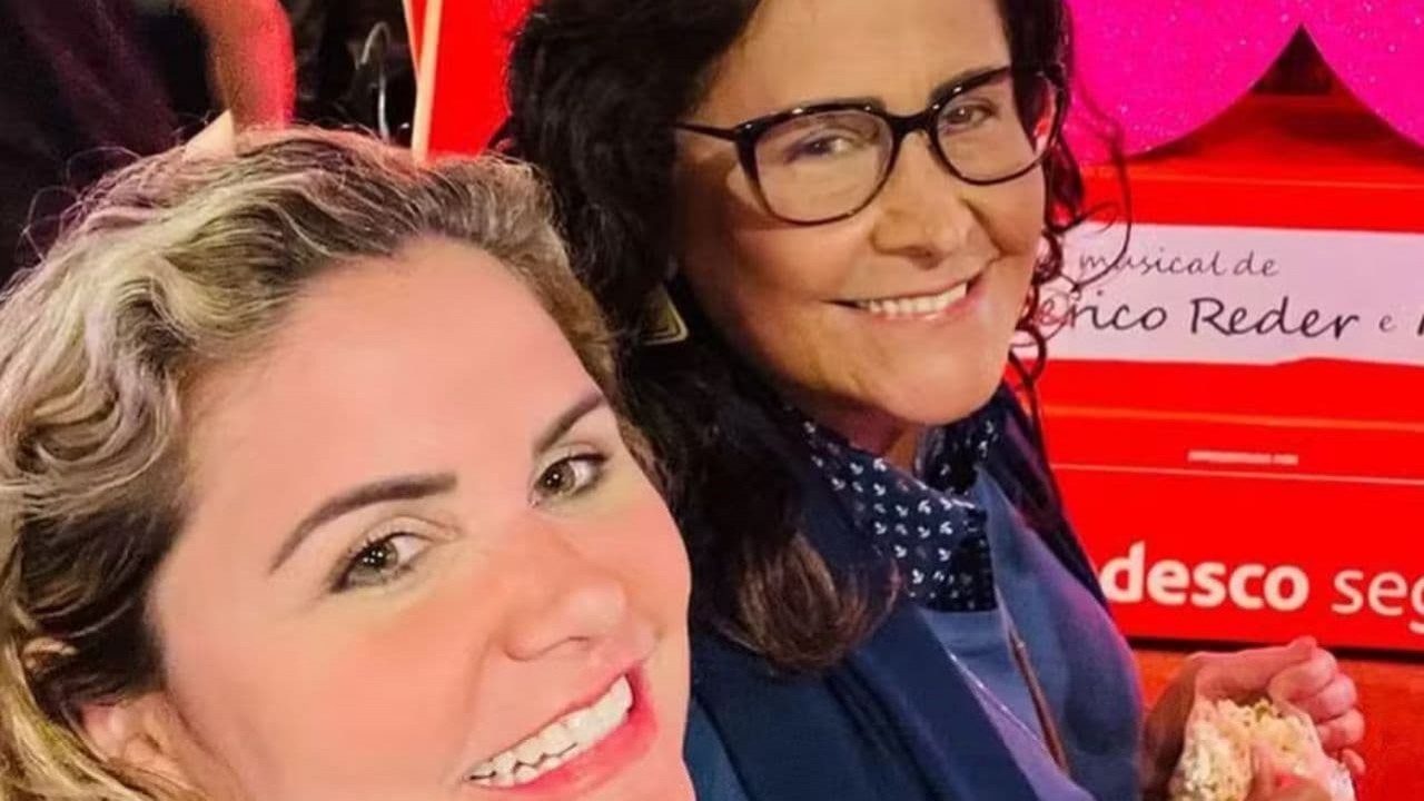 Joana faz rara aparição ao lado da mulher, Karen Keldani, em lançamento de livro sobre Cazuza