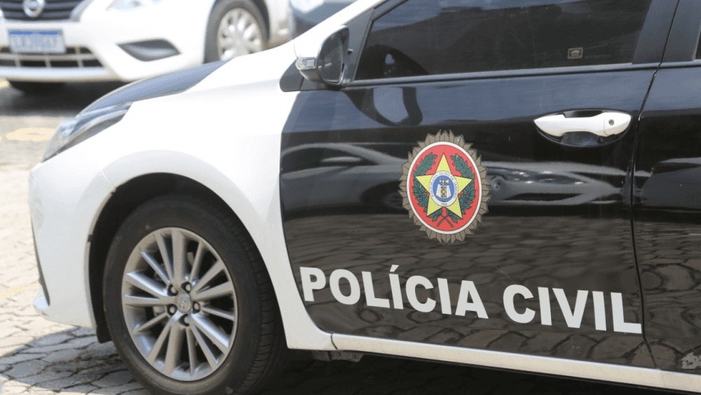 Polícia Civil faz operação na Maré em busca de 20 suspeitos de roubar 80 veículos por semana