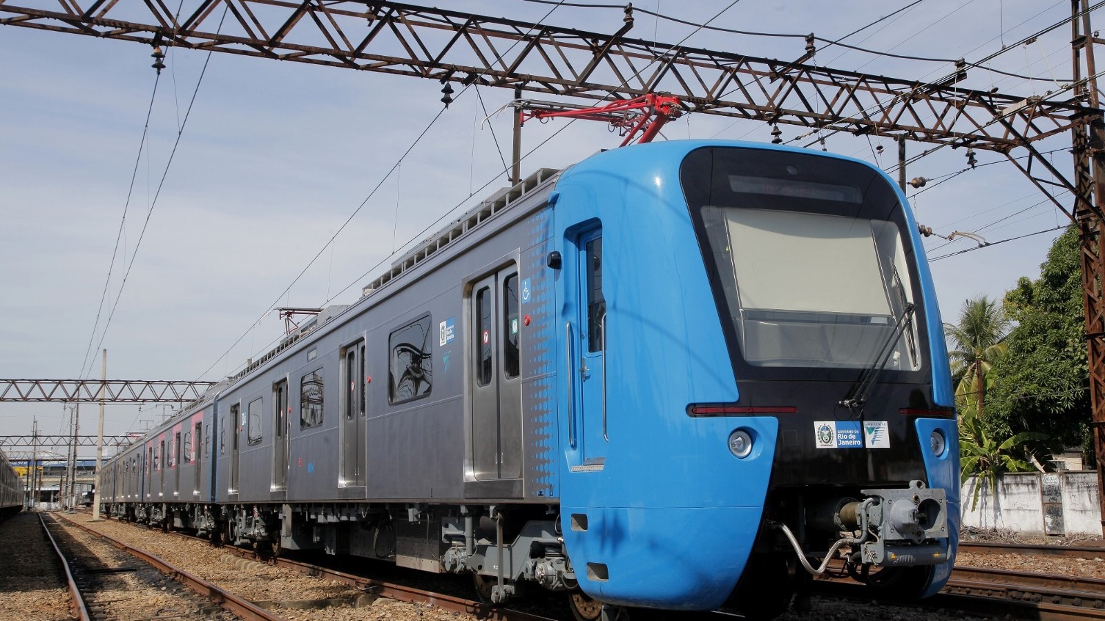 Homem tenta dar calote em estação de trem e fica com cabeça presa entre grades