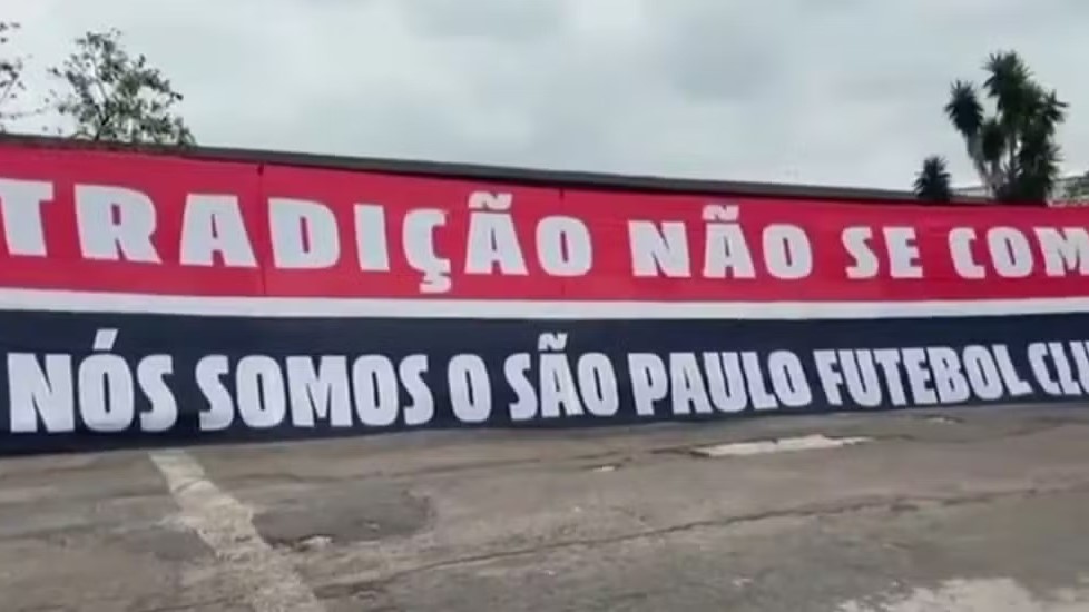 São-Paulinos provocam botafoguenses com faixa sobrevoando orla de praia no Rio: ‘Tradição não se compra’