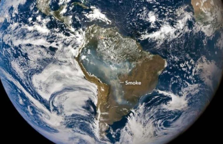 Fumaça no Brasil é vista por satélite da Nasa com 1,5 milhão de quilômetros da Terra