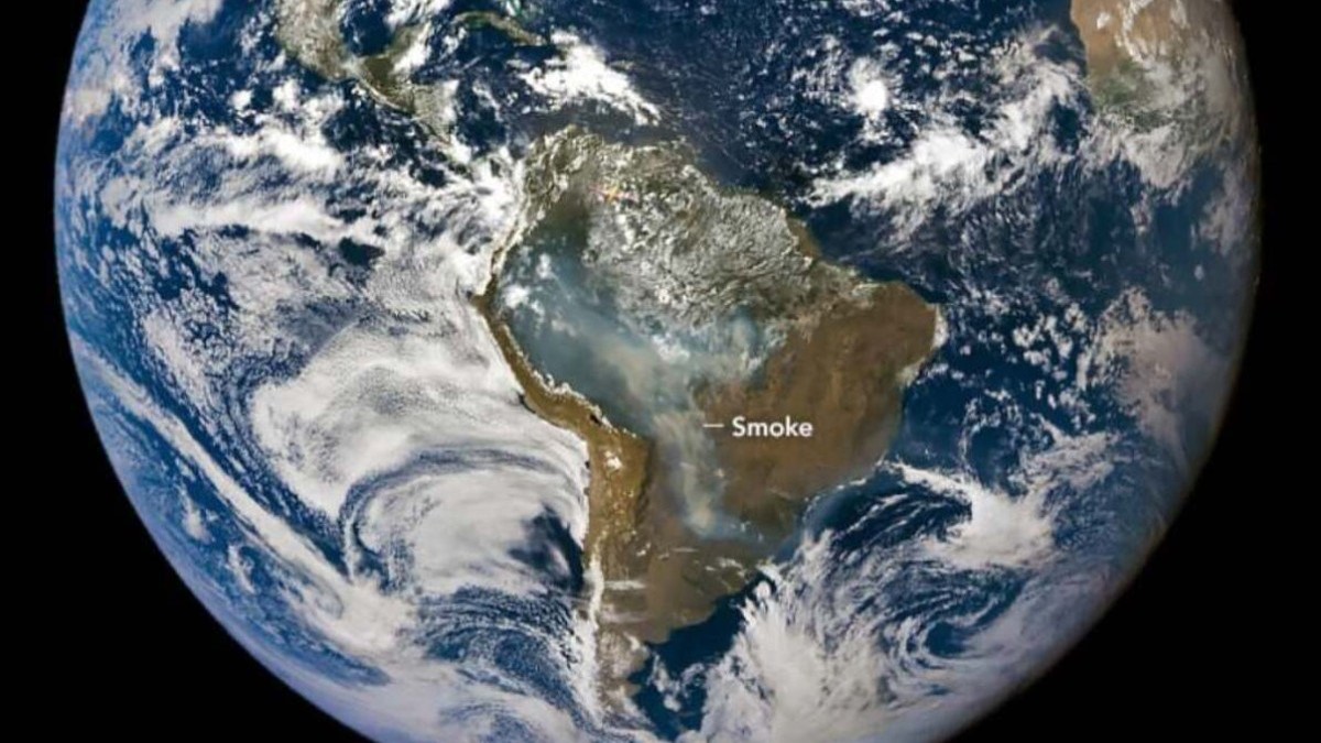 Fumaça no Brasil é vista por satélite da Nasa com 1,5 milhão de quilômetros da Terra