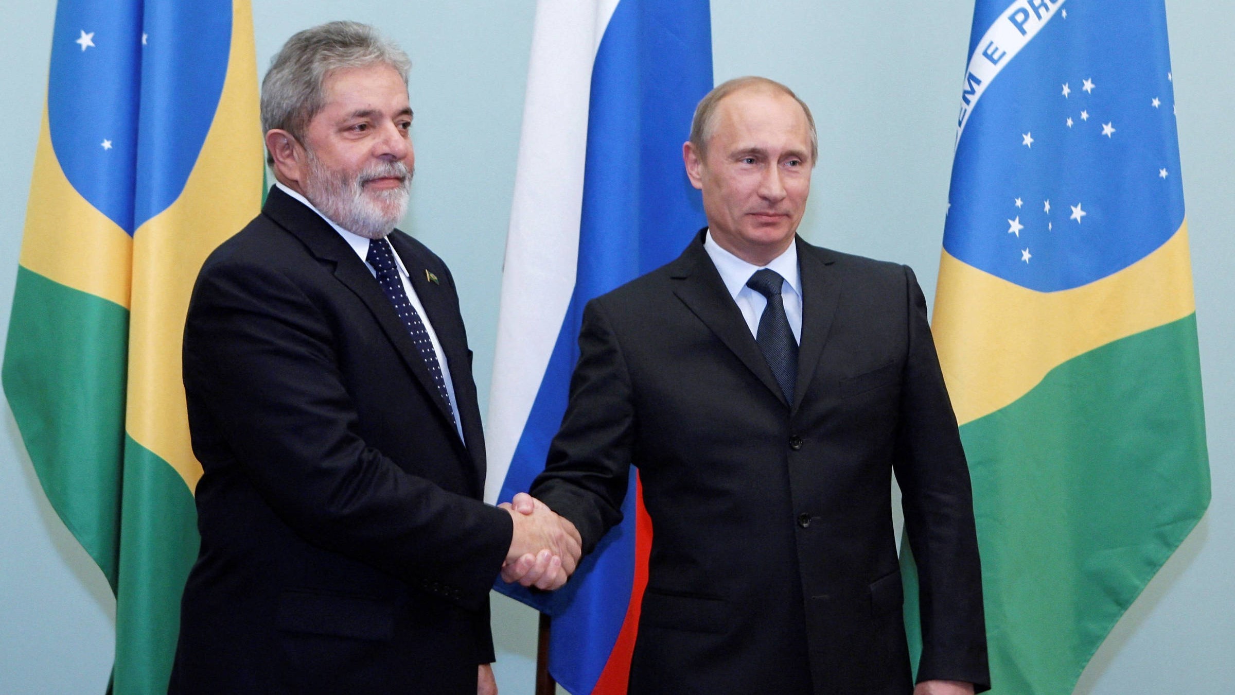 Após cancelar viagem à Rússia, Lula e Putin conversam por 20 minutos por telefone