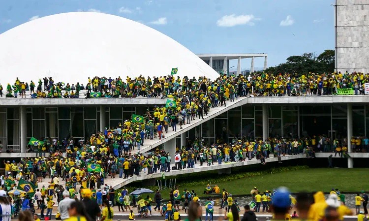 Réus por atos golpistas do 8 de janeiro poderão votar nas eleições de domingo (06)