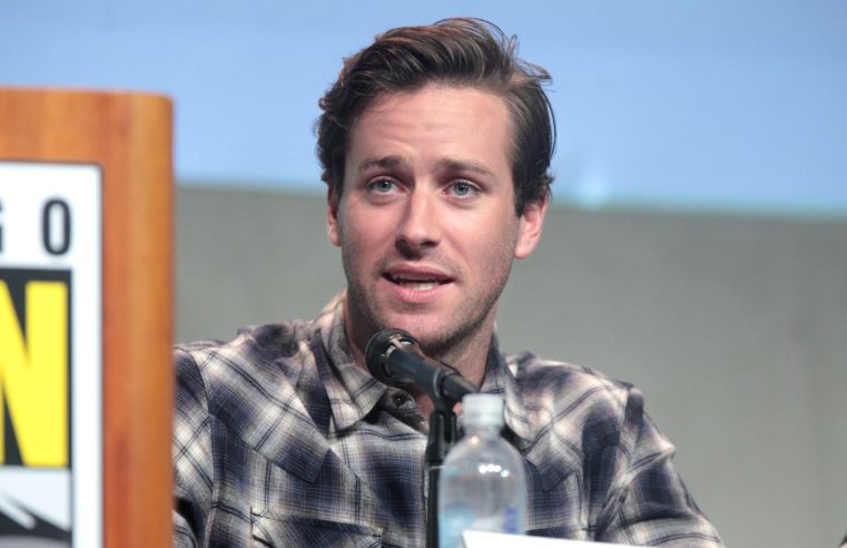 Armie Hammer choca ao falar sobre acusações de canibalismo: ‘Até gosto disso’