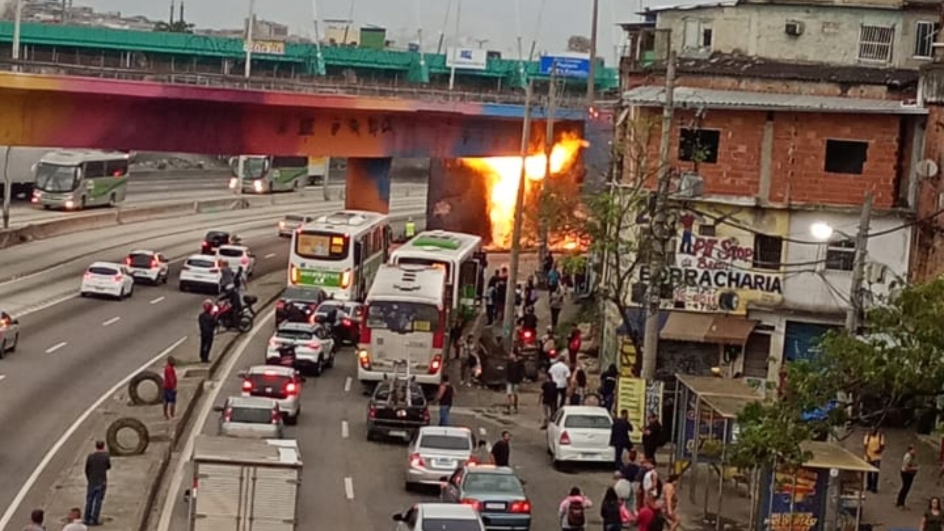 Gás vaza, fogo se alastra e trechos da Avenida Brasil e do Viaduto Trompowsky são interditados